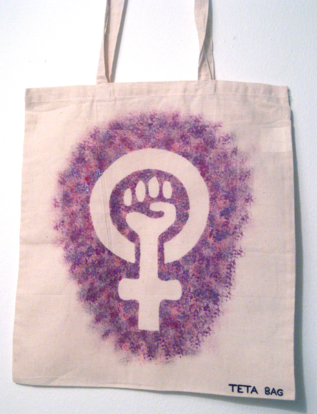 BOLSO TETA BAG BLANCO - FEMINISTA (FONDO MORADO)